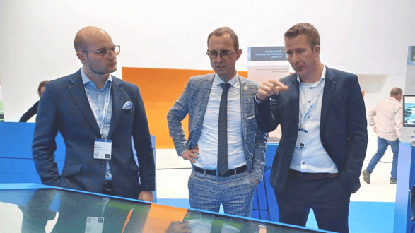 Dirk Schrödter, Chef der schleswig-holsteinischen Staatskanzlei, tauschte sich auf der Hannover Messe mit Jann Wendt, CEO north.io und Peter Krämer vom Gaia-X Hub Germany aus.