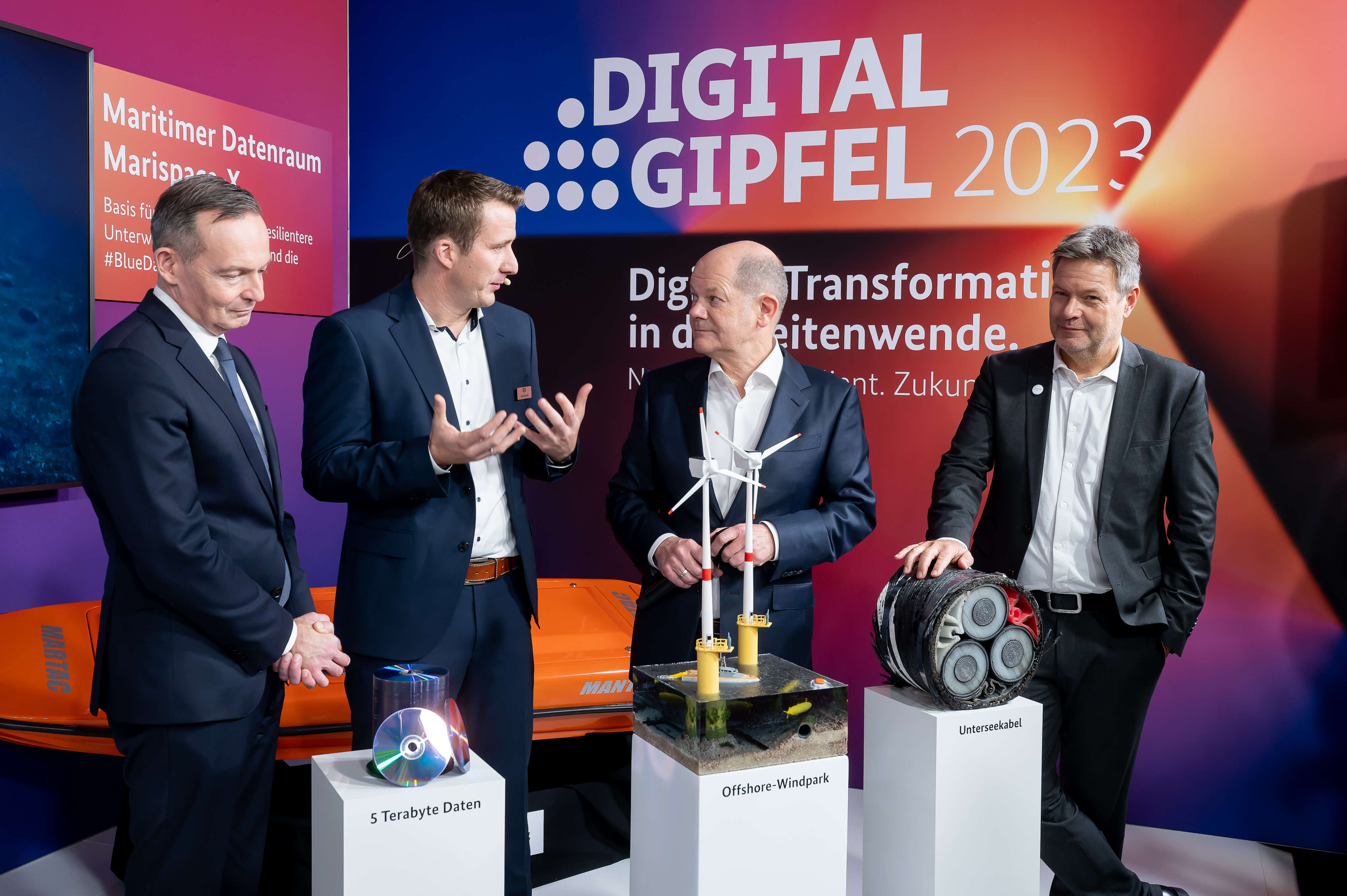 north.io CEO Jann Wendt to German Chancellor Scholz at the Digital Summit in 2023.copyright Christian Kruppa