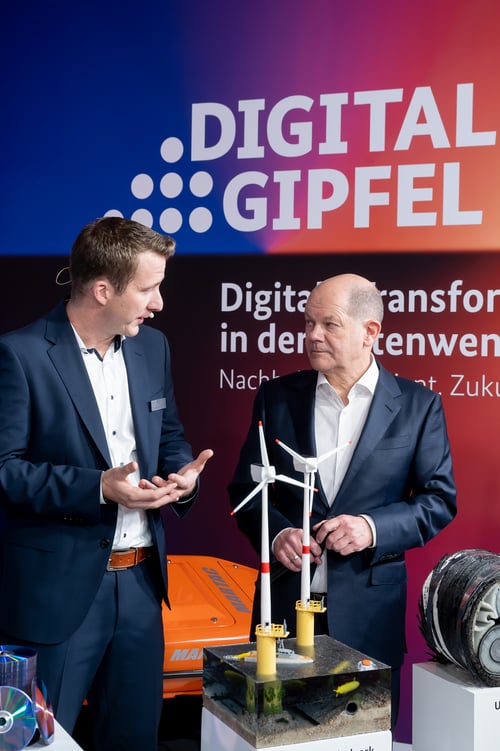 north.io CEO Jann Wendt presents the Marispace-X use-case critical infrastructure to German Chancellor Olaf Scholz at the Digital- Gipfel 2023