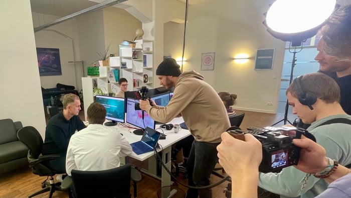 To gain an insight into the work with artificial intelligence at north.io, the well-known ZDF journalist Alex Ruda visited the company at the Kiel branch with his camera team.