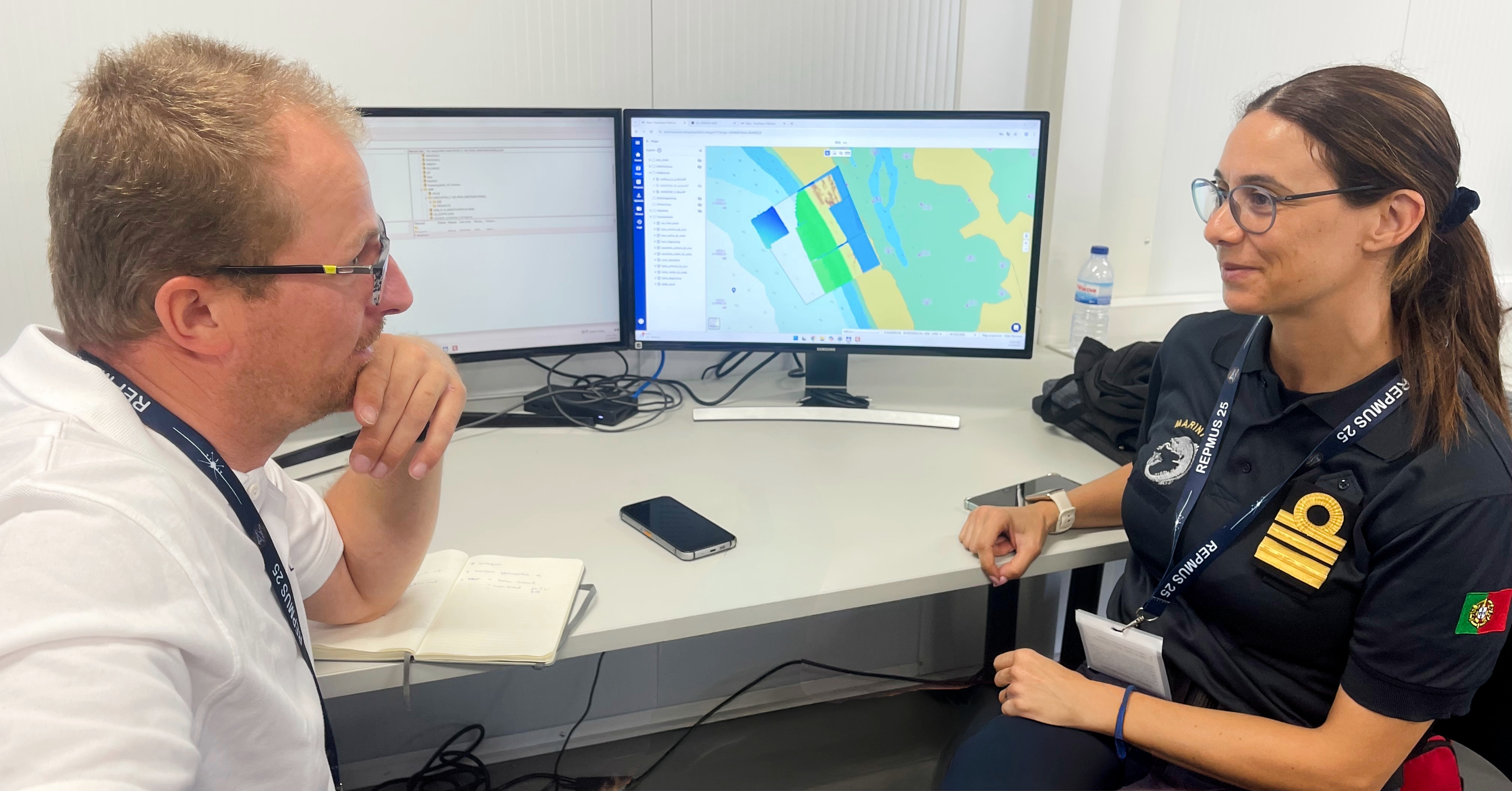 Korvettenkapitän Nadia Rio, Leiterin der REA Gruppe im Austausch mit Datenspezialist von north-io-1