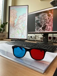 No boring work: north.io working students Anton & Linus demonstrate the use of 3D glasses. These make it possible to view the referenced aerial war images in such a way that bomb craters and hits are clearly visible.